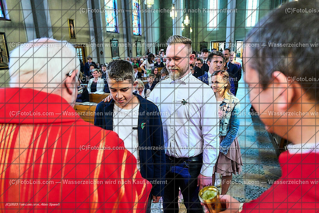 ALP2435_Pfarrfirmung Wieselburg_Sakrament der Firmung | (C)FotoLois.com, Alois Spandl, Pfarrfirmung in Wieselburg mit Firmspender Eduard Gruber (ehemaliger Generalvikar der Diözese St. Pölten), Sa 3. Juni 2023.