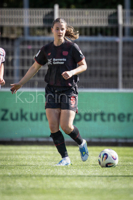 Google Pixel Frauen-Bundesliga; Bayer 04 Leverkusen - SC Freiburg, 26.04.2026 | Katharina Piljic (Bayer 04 Leverkusen, 6); Bayer 04 Leverkusen - SC Freiburg an Spieltag 23 der Google Pixel Frauen-Bundesliga am 26.04.2026 im Ulrich-Haberland-Stadion in Leverkusen (Nordrhein-Westfalen). DFL REGULATIONS PROHIBIT ANY USE OF PHOTOGRAPHS AS IMAGE SEQUENCES AND/OR QUASI-VIDEO.