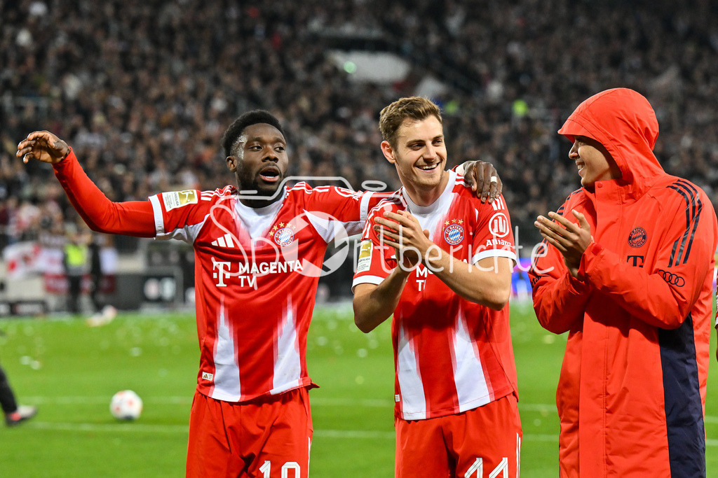 FC St. Pauli - FC Bayern München | ST. PAULI, DEUTSCHLAND - 11. APRIL: die Spieler der Bayern feiern zusammen mit Fans den Auswärssieg in Hamburg nach dem Bundesligamatch zwischen dem FC St. Pauli und dem FC Bayern München am 29. Spieltag im Millerntor Stadion / DFL REGULATIONS PROHIBIT ANY USE OF PHOTOGRAPHS AS IMAGE SEQUENCES AND/OR QUASI-VIDEO / Alphonso DAVIES (FC Bayern Munich 19), Josip STANISIC (FC Bayern Munich 44) und Jamal MUSIALA (FC Bayern Munich 10)
