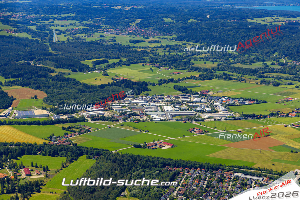Aktuelles Luftbild von Gewerbegebiet Geretsried - Die Luftaufnahme wurde 2022 mittels UL-Flugzeug erstellt ( keine Drohne ) - hochauflösende Kamera-Systeme von  Canon -Beste Qualität - Für grossformatige Ausdrucke geeignet. Die Geschenkidee !