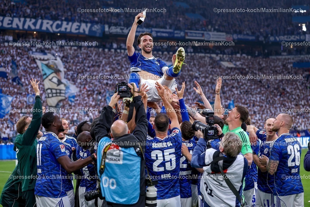 S0417052602002 | 17.05.2026, Fußball, FC Schalke 04 - Eintracht Braunschweig, 34. Spieltag, 2. Fußball Bundesliga, Veltins-Arena Gelsenkirchen, Saison 2025 2026: Schalke 04 ist Meister der 2. Bundesliga. Die Mannschaft gewinnt die Meisterschaft und steht jubelnd auf dem Spielfeld. Freude und Emotionen nach dem Sieg. die Mannschaft lässt Kenan Karaman&nbsp;&nbsp;(Schalke04 #19) hochleben und wirft ihn in die Luft  DFB regulations prohibit any use of photographs as image sequences and or quasi-video.