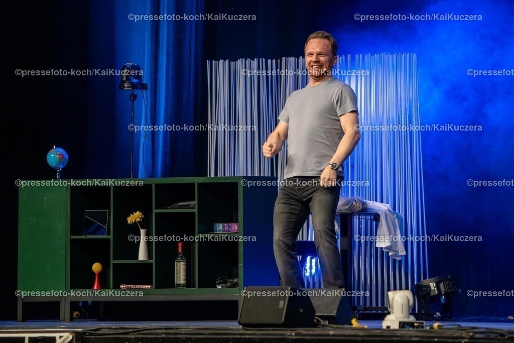 KKU18012501001 | 18.01.2025, xkkux, Düsseldorf, Mitsubishi Electric HALLE, Der Comedian Ralf Schmitz performen bei seiner Show Schmitzfindigkeiten