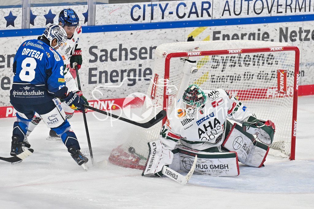 Dresdener Eislöwen - Augsburger Panther | in dieser Szene bringt Austin ORTEGA (Eislöwen Dresden 8) den Puck nicht an Michael GARTEIG (Augsburger Panther 34 vorbei / DEL: Dresdener Eislöwen - Augsburger Panther; Joynext-Arena am 05.10.2025