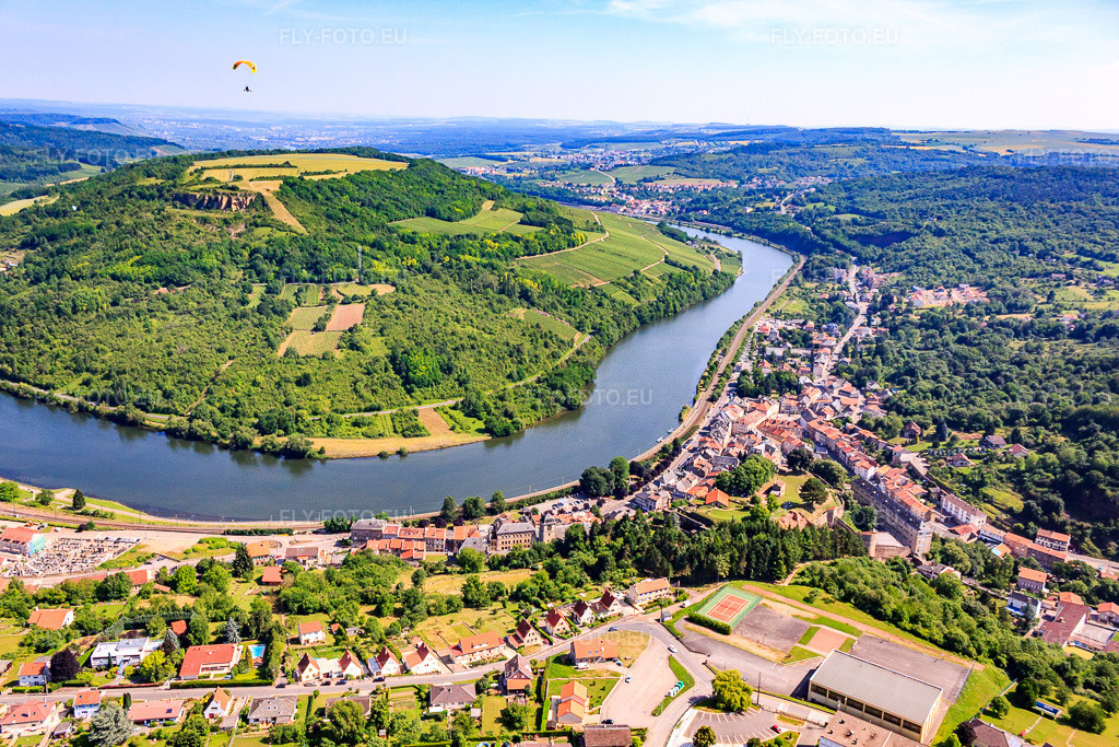 Vue aérienne: Vue sur le Stromberg au-dessus de la Moselle à Sierck-les-Bains dans le département Moselle, France – .Photo: IMG_29616.jpg prise le 27/06/2010 par Werner Riehm/FLY-FOTO.eu – Résolution de l'original: 4752 x 3168 px