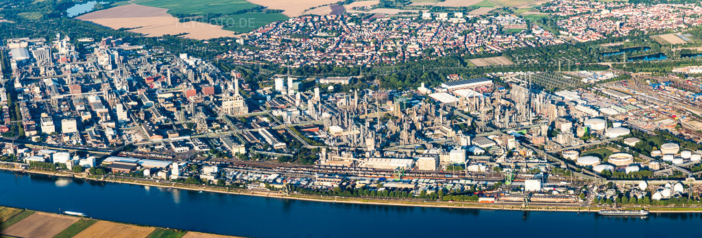 Luftbild: Ludwigshafen am Rhein, BASF im Ortsteil BASF in Ludwigshafen im Bundesland Rheinland-Pfalz in Deutschland. Foto: IMG_109493-Pano.jpg vom 31.07.2018 durch Werner Riehm/FLY-FOTO.deAuflösung des Originals: 9658 x 3277 px