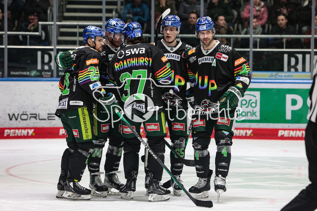 Augsburger Panther - Bietigheim Steelers | Die Panther freuen sich ueber den Treffer zum 8-2 durch David STIELER (AEV #21)