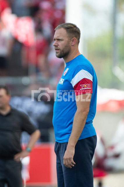 20250920schulz093 | 20.09.2025 Fußball: 3. Liga 7. Spieltag Rot-Weiss Essen - Hansa Rostock, Stadion an der Hafenstraße, Daniel Brinkmann (Hansa Rostock,Trainer) schaut sorgenvoll auf das Spielfeld - Realisiert mit Pictrs.com
