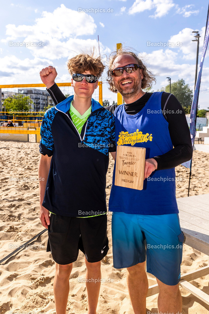 2025-200076126-Vater-Sohn-Turnier | Pinar Atalay, Bundeskanzler Friedrich Merz 29.05.2025; Berlin Foto: Gerold Rebsch - www.beachpics.de