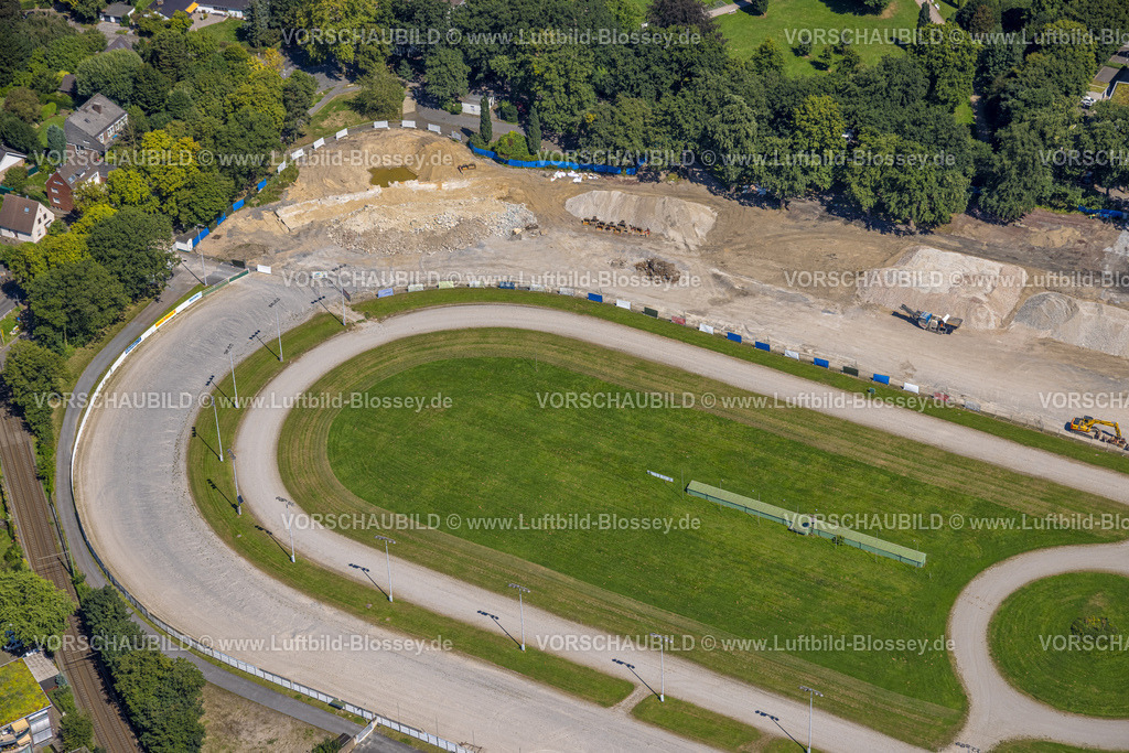 Dinslaken240803214 | Luftbild, ehemalige Trabrennbahn Dinslaken mit Abrissarbeiten und Baustelle für ein neues Wohnquartier, Bärenkampallee, Dinslaken, Ruhrgebiet, Nordrhein-Westfalen, Deutschland