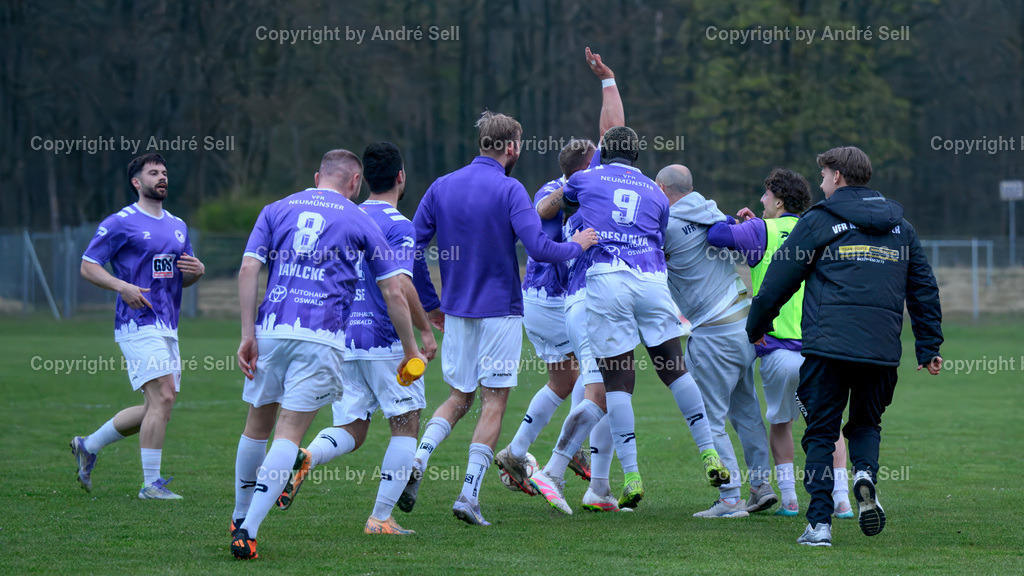 VfR Neumünster (lila) vs PSV Neumünster (grün) | Jubel beim VfR über den Ausgleichstreffer zum 2-2 durch Christopher Kramer (VfR #13) in der 93. Minute / Fußball-Oberliga Männer 2025/2026 / VfR Neumünster (lila) vs PSV Neumünster (grün) / Grümmi-Arena / Neumünster / 15.04.26 - Realisiert mit Pictrs.com