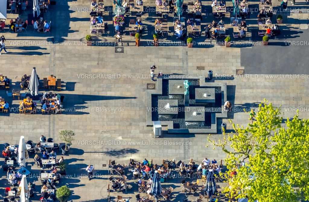 Dortmund250502865 | Luftbild, Alter Markt und Außengastronomie bei Sonnenschein, Tische, Sitzplätze und Sonnenschirme am Bläserbrunnen, City, Dortmund, Ruhrgebiet, Nordrhein-Westfalen, Deutschland