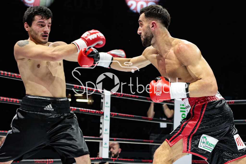 Profi - Box - Gala / Main Event | Nika GVAJAVA (schwarze Hose) in seinem Kampf gegen Kushtrim TAHIRUKAJ (rot schwarze Hose)