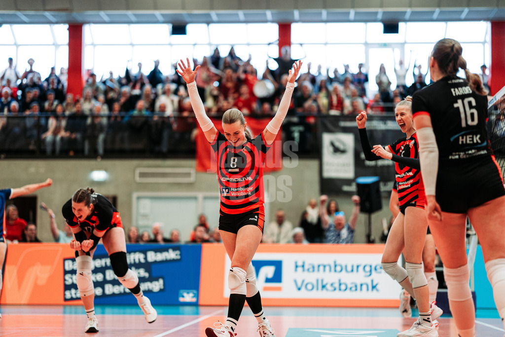 Volleyball | Frauen | Saison 2025/2026 | Volleyball Bundesliga | ETV Hamburger Volksbank Volleys vs. Schwarz-Weiß Erfurt | 15.02.2026 | ETV jubelt, in der Mitte Zoe Konjer (#8, ETV Hamburger Volksbank Volleys)