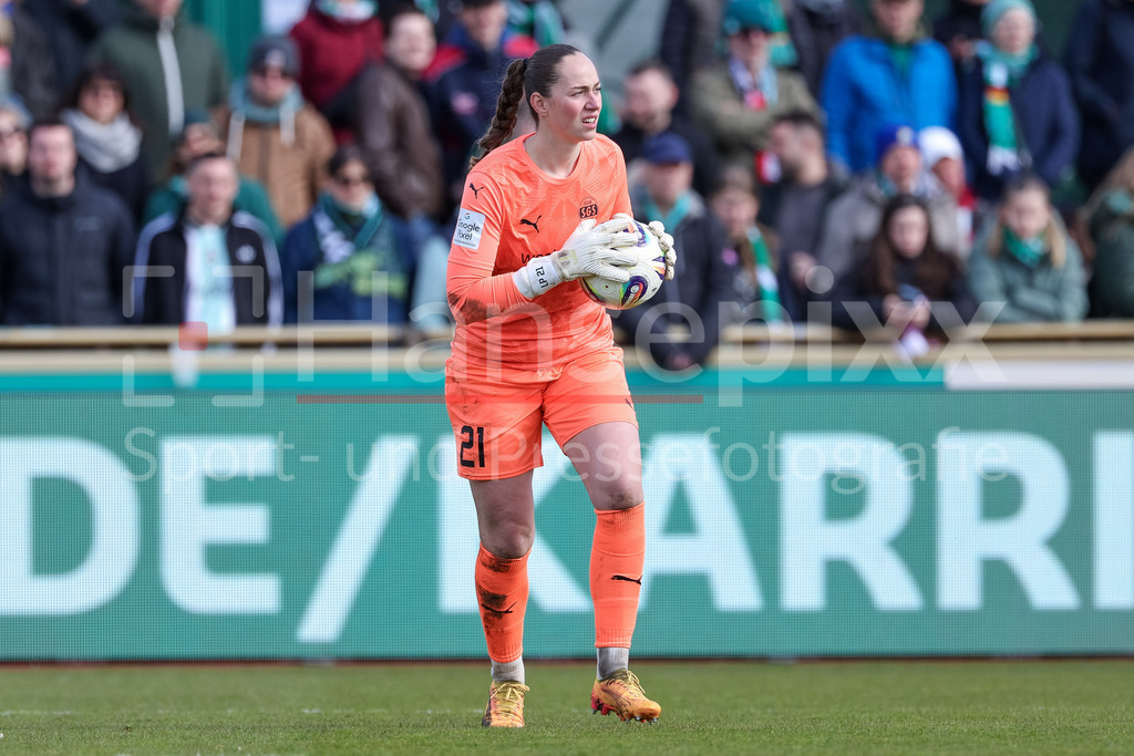 Fussball, Google Pixel Frauen-Bundesliga, SV Werder Bremen - SGS Essen | Luisa Palmen (Torhüterin, Torwart, SGS Essen, 21) am Ball, Freisteller, Einzelbild, Ganzkörper, Aktion, Action, Spielszene, DIE DFB-RICHTLINIEN UNTERSAGEN JEGLICHE NUTZUNG VON FOTOS ALS SEQUENZBILDER UND/ODER VIDEOÄHNLICHE FOTOSTRECKEN. DFB REGULATIONS PROHIBIT ANY USE OF PHOTOGRAPHS AS IMAGE SEQUENCES AND/OR QUASI-VIDEO.
