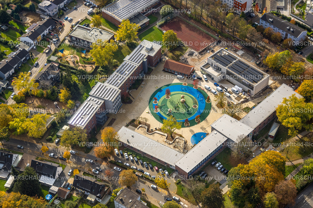 Herne241016130 | Luftbild, Kolibri-Schule Grundschule und Stadtteilzentrum H2Ö, farbige kreisrunde Innenraumgestaltung und Spielplatz mit Bäumen auf dem Schulhof, Herne-Süd, Herne, Ruhrgebiet, Nordrhein-Westfalen, Deutschland