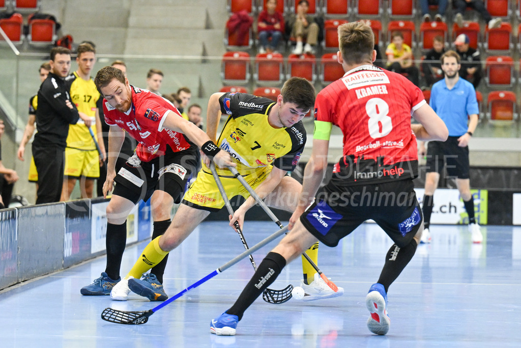 HC Rychenberg vs Basel Regio - 19. November 2022 | HC Rychenberg vs Basel Regio
AXA Arena, Winterthur
Levin Conrad (#7 HC Rychenberg) setzt sich gegen Patrick Mendelin (#50 Unihockey Basel Regio) und Dennis Kramer (#8 Unihockey Basel Regio) durch.
Bild: Sportfotografie Markus Aeschimann | www.markus-aeschimann.ch - Realisiert mit Pictrs.com
