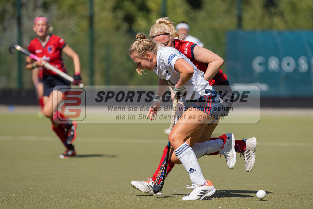 HK_20220903_109623 | 1. Bundesliga Damen Düsseldorfer HC - Berliner HC am 3.9.2022 DHC Düsseldorf, Düsseldorf , Sara Strauss ( Düsseldorfer HC #11 ) , Sophie Stiebitz Malin ( Berliner HC #23 )