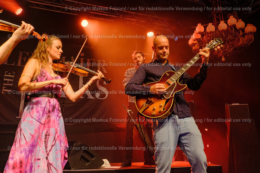 20230728-helen-maier-and-the-folks-009 | Helen Maier &amp; The Folks am Luzern Live Festival. Am Freitag 28. Juli 2023 im Hotel Schweizerhof in Luzern. Helen Maier — Violine / Alexander Graf — Violine, Bratsche / Andreas Gut — Akkordeon / Theo Känzig — Gitarre / Jonas Künzli — Kontrabass / Adrian Böckli — Schlagzeug, Percussion. Foto: Markus Frömml
