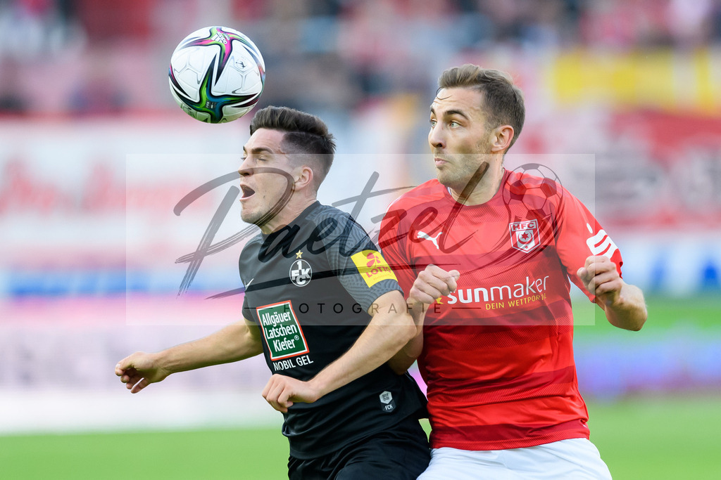 HFCFCK20210824_031 | Fussball, Herren: Dominik Schad (1. FC Kaiserslautern) und Michael Eberwein (Hallescher FC) im Zweikampf beim Spiel der 3. Liga zwischen Hallescher FC und 1. FC Kaiserslautern im Leuna-Chemie-Stadion am 24.08.2021 in Halle (Saale), Deutschland. - Realisiert mit Pictrs.com