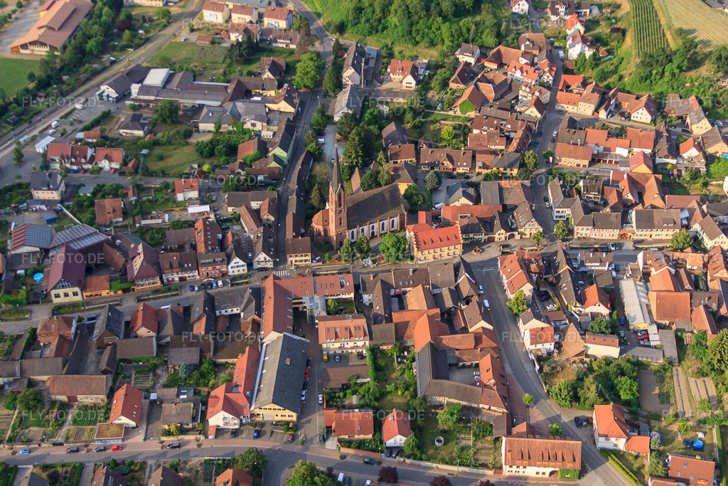 Luftbild: Dorfmitte von Norden mit Rathaus und Evangelische Kirche in Eichstetten am Kaiserstuhl im Bundesland Baden-Württemberg in Deutschland. – Foto: IMG_68186.jpg vom 19.06.2014 durch Werner Riehm/FLY-FOTO.de – Auflösung des Originals: 4752 x 3168 px – Aktuelles aus Eichstetten