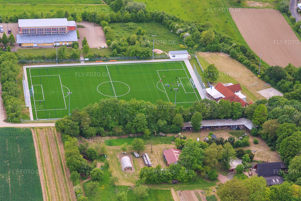 Luftbild: Sportplatz des TuS Dexheim 1848 e.V. in Dexheim im Bundesland Rheinland-Pfalz in Deutschland. – Foto: IMG_088499.jpg vom 17.05.2016 durch Werner Riehm/FLY-FOTO.de – Auflösung des Originals: 4629 x 3086 px – TuS Dexheim