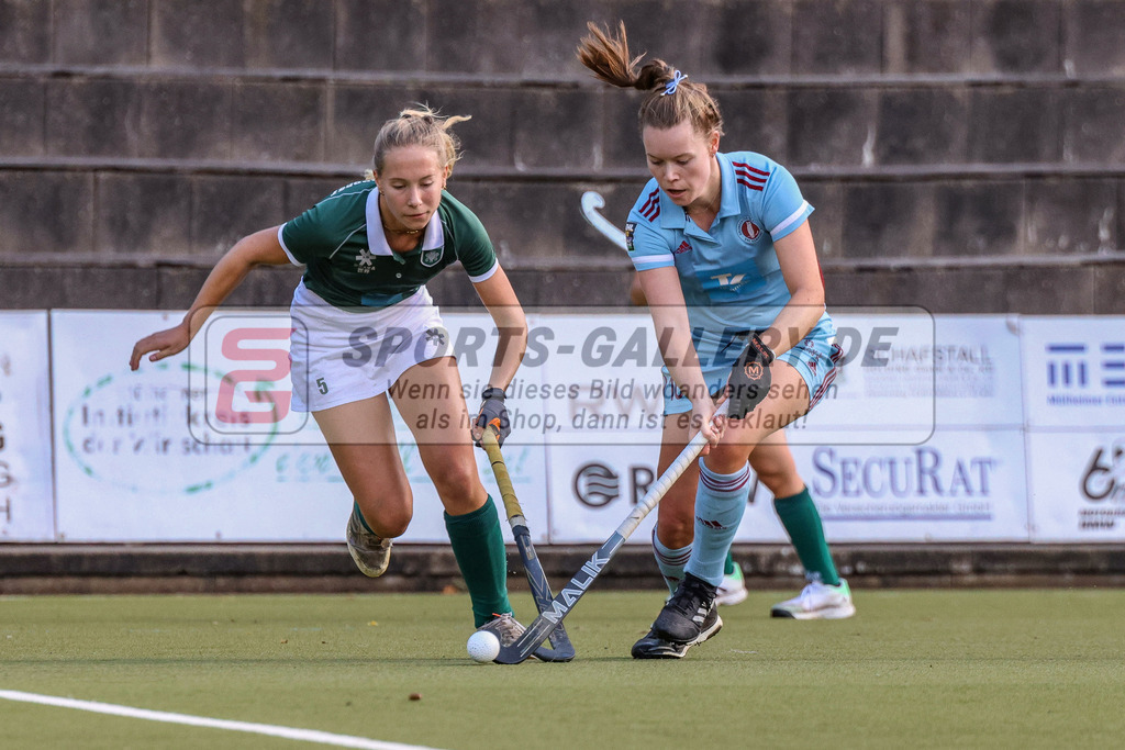 MJ_2022-10-08_Damen_HTCU-UHC-61 | Lena Micheel (UHC Hamburg #10) &amp; Katharina Becker (Uhlenhorst Mülheim #5), Uhlenhorst Mülheim - UHC Hamburg am 8.10.2022 im Waldstadion, Mülheim a. d. Ruhr