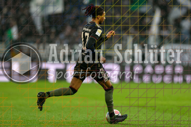 Borussia Mönchengladbach vs FC Bayern München - Bundesliga  | Mönchengladbach, Deutschland, 25.10.25:   Michael Olise (FC Bayern München) in Aktion am Ball, Einzelaktion waehrend des Spiels der Bundesliga zwischen Borussia Mönchengladbach vs FC Bayern München im Stadion im Borussia Park(Foto von Brauer-Fotoagentur / Adrian Schlueter)