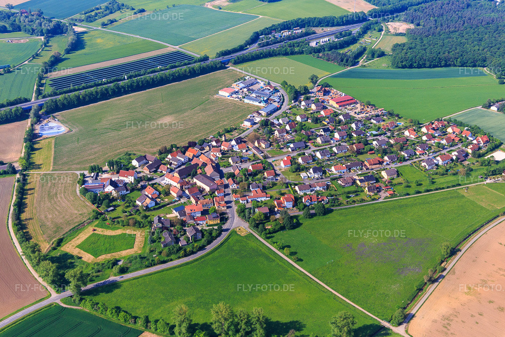 Luftbild: Dorfansicht an der A70 aus Norden im Ortsteil Horhausen in Theres im Bundesland Bayern in Deutschland. Foto: IMG_099921.jpg vom 25.05.2017 durch Werner Riehm/FLY-FOTO.de