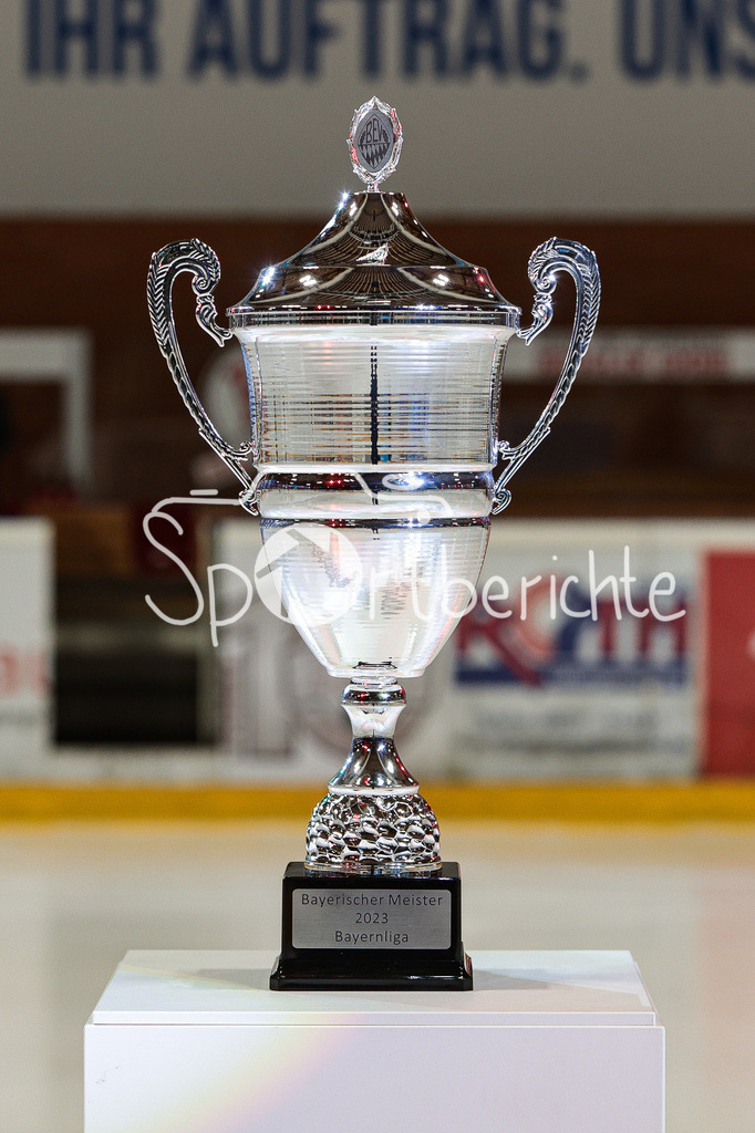 EHC Königsbrunn - TEV Miesbach | Das Objekt der Begierde / Der Poakl fuer den Bayernliga Meister der Saison 2022/2023 wird vor der Partie praesentiert / Pokal / Meister / Bayernliga