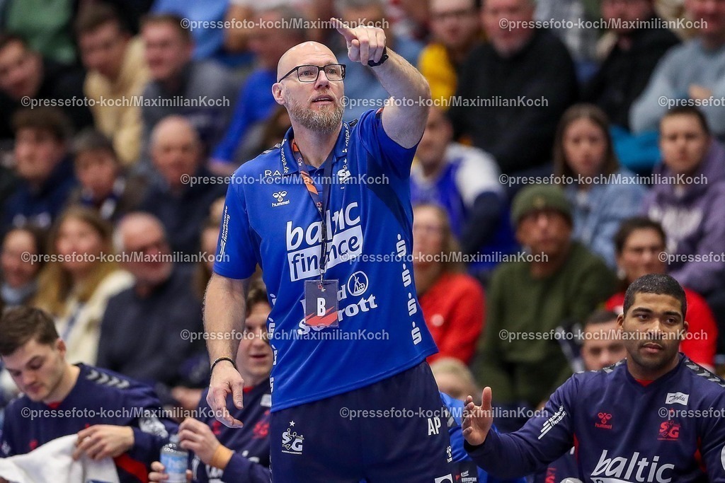Gum11022501030 | 11.02.2025, Handball, European League - Hauptrunde Gruppe IV, VfL Gummersbach - SG Flensburg-Handewitt, Schwalbe-Arena: Cheftrainer Ales Pajovic (Flensburg-Handewitt) gestikulierend am Spielfeldrand