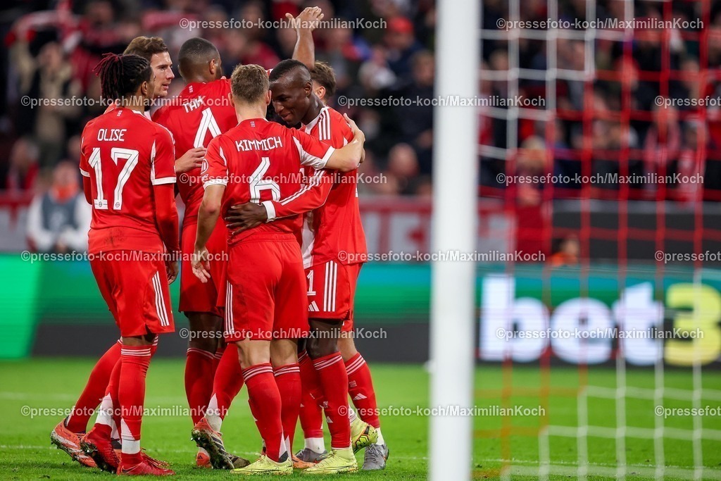 UCL22102501109 | 22.10.2025, Fußball, UEFA Champions League, FC Bayern München - Club Brügge, Allianz Arena, Saison 2025 2026: Torjubel nach dem Tor zum 4:0 durch Torschütze Nicolas Jackson (FC Bayern Muenchen #11)  zusammen mit  Tom Bischof (FC Bayern Muenchen #20) Konrad Laimer (FC Bayern Muenchen #27)  Joshua Kimmich (FC Bayern Muenchen #06) Michael Olise (FC Bayern Muenchen #17) Luis Diaz (FC Bayern Muenchen #14) Regulations prohibit any use of photographs as image sequences and or quasi-video.