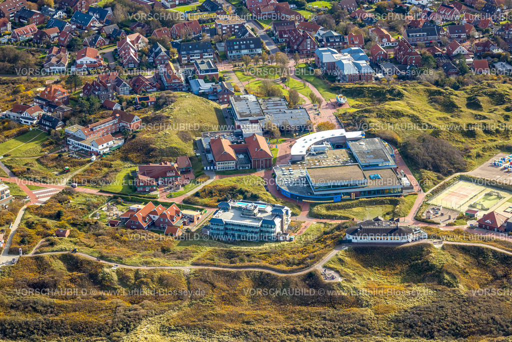 Wittmund251105673Langeoog | Luftbild, Ostfriesische Insel Langeoog, Ortsansicht Wohngebiet mit Meerwasserbad Freizeitbad und Erlebnisbad Langeoog mit Strandhalle, Strandhotel Die Sandburg Langeoog, Langeoog, Langeoog, Norddeutschland, Ostfriesland, Niedersachsen, Deutschland