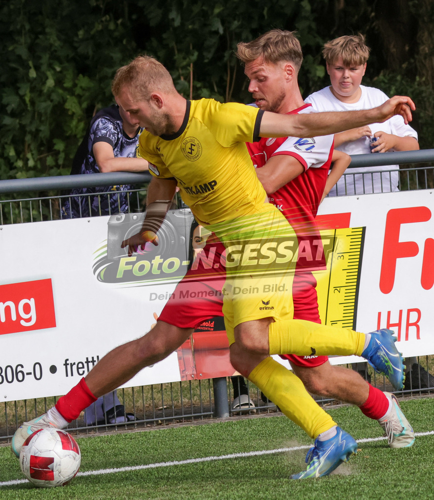 FC RW Kirchlengern - SuS Bad Westernkotten | Auf dem Bild zu sehen: Rot FC RW Kirchlengern: Jarno Kassebaum ; gelb SuS Bad Westernkotten: Jan PennerFC RW Kirchlengern, SuS Bad Westernkotten, Saison 26/27, Westfalenliga, Kirchlengern, Deutschland - Realisiert mit Pictrs.com