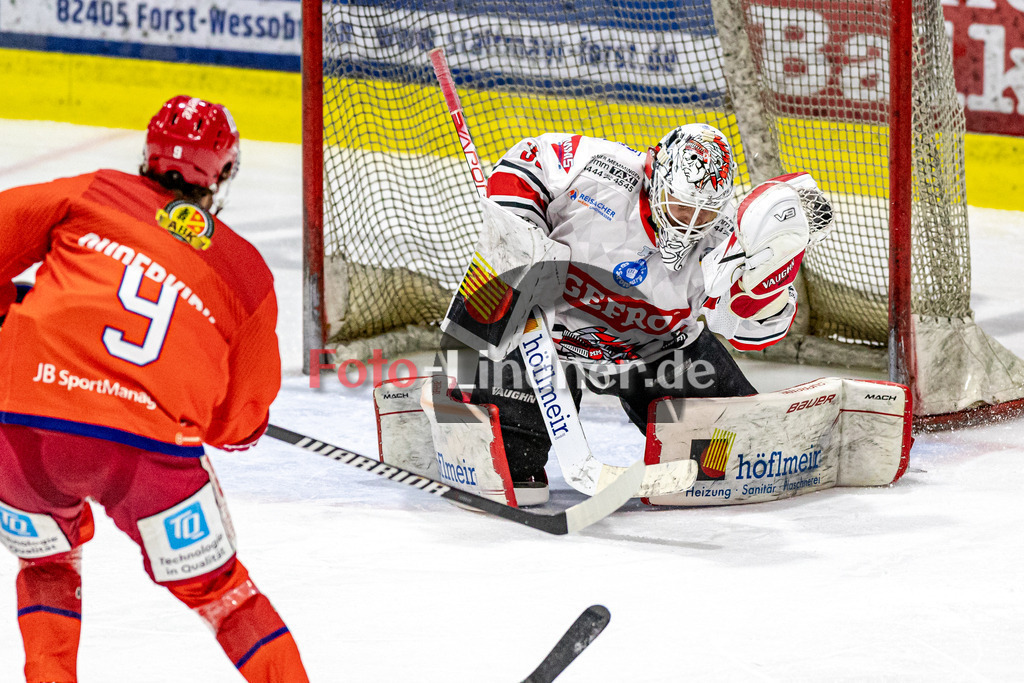 EC Peiting vs ECDC Memmingen | Eishockey Oberliga Süd 2023/2024, EC Peiting vs ECDC Memmingen, 20231103,
Torchance Brett OUDERKIRK (ECP 9),
2023-11-03 in Peiting (Eisstadion)
39 Leon MEDER (ECDC Goali 39), 9 Brett OUDERKIRK (ECP 9)
Copyright: WolfgangxLindner foto-lindner.de