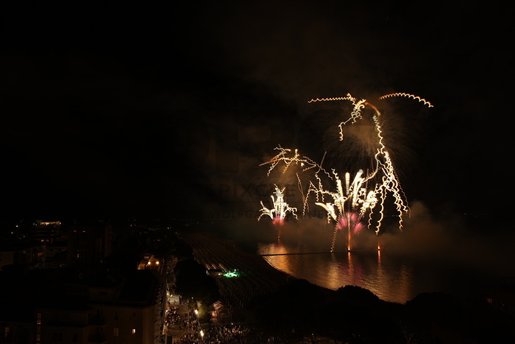 Ferragosto Fireworks in Grado, Italy | GRADO, ITALY, 15.AUG.26 - FIREWORKS - Ferragosto fireworks over the Adriatic Sea in Grado, Italy. Colorful fireworks light up the night sky above the beach, coastline and waterfront during the traditional summer celebration. - Realisiert mit Pictrs.com