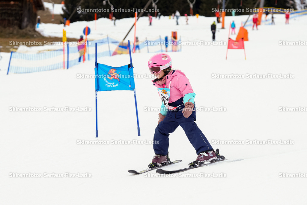 SRF_02.01.2026_0567 | Skirennfotos,Serfaus,Fiss,Ladis,Kinderskirennen,Winter,Tirol,Oberland,skirace,SFL,feelfree,weil wir's genießen,ski,Ski,skifahren,Sonnenplateau, - Realisiert mit Pictrs.com
