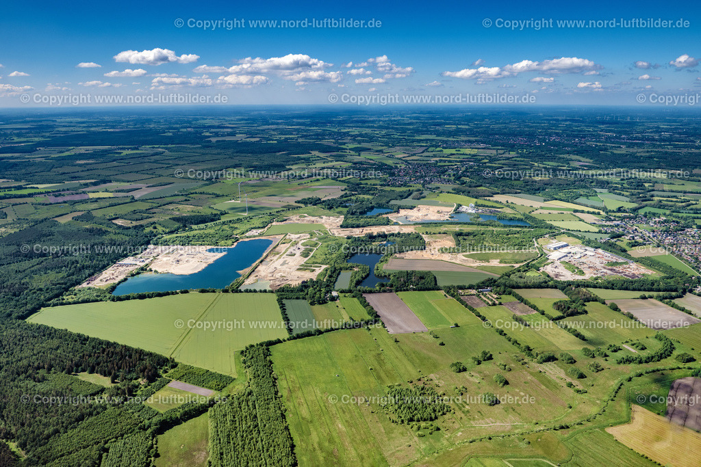 Nützen_ELS_8117030622 | NüTZEN 03.06.2022 Ortsansicht der Straßen und Häuser der Wohngebiete in Nützen im Bundesland Schleswig-Holstein, Deutschland. // Town View of the streets and houses of the residential areas in Nuetzen in the state Schleswig-Holstein, Germany. Foto: Martin Elsen