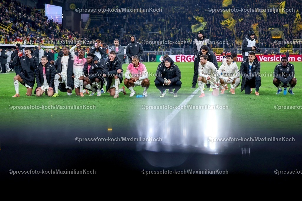 BVB02122501090 | 02.12.2025, Fußball, DFB-Pokal, Borussia Dortmund - Bayer 04 Leverkusen, Achtelfinale, Signal Iduna Park, Saison 2025 2026: Abschlussjubel nach dem 1:0 Sieg und dem Einzug ins Viertelfinale des Bayer04. DFB regulations prohibit any use of photographs as image sequences and or quasi-video.