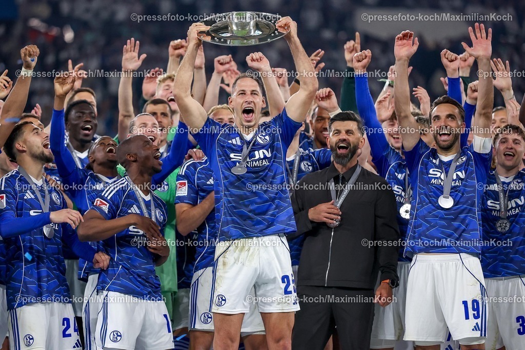 S0417052602046 | 17.05.2026, Fußball, FC Schalke 04 - Eintracht Braunschweig, 34. Spieltag, 2. Fußball Bundesliga, Veltins-Arena Gelsenkirchen, Saison 2025 2026: Schalke 04 ist Meister der 2. Bundesliga. Die Mannschaft gewinnt die Meisterschaft und steht jubelnd auf dem Spielfeld. Freude und Emotionen nach dem Sieg. Übergabe Siegerehrung Nikola Katic&nbsp;(Schalke04 #25) mit der Meisterschale in der Hand neben Cheftrainer Miron Muslic (Schalke04) auf dem Podest DFB regulations prohibit any use of photographs as image sequences and or quasi-video.