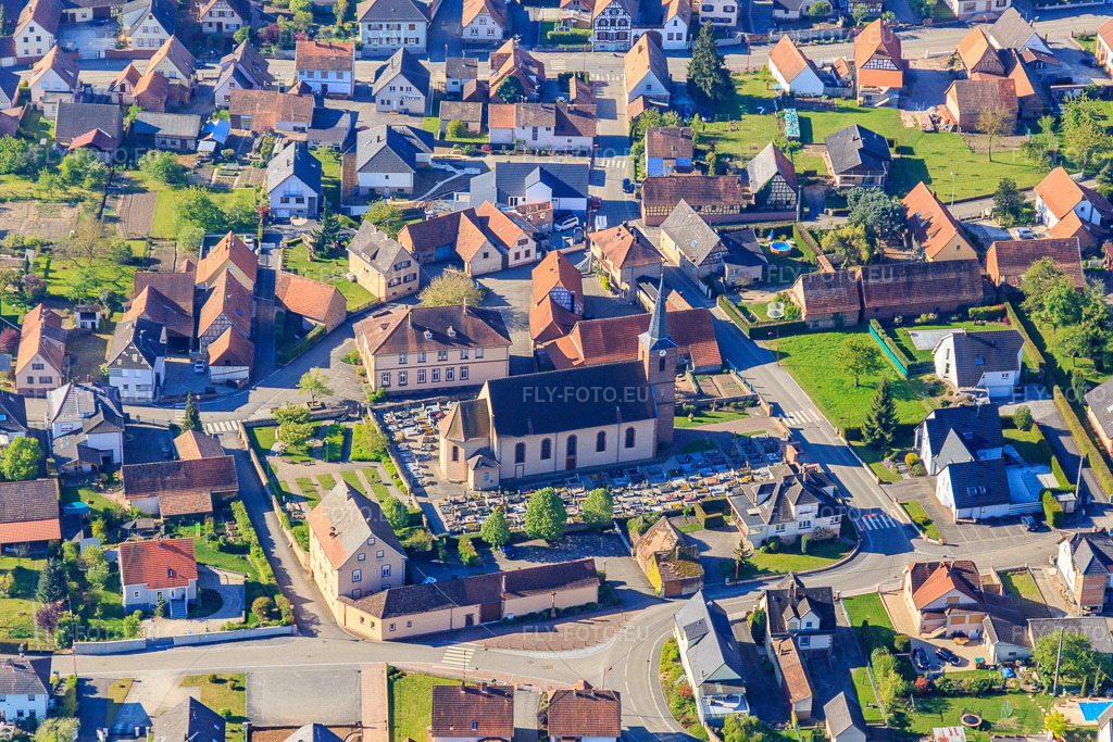 Vue aérienne: Église et cimetière de Eschbach et École élémentaire du nord à Eschbach dans le département Bas Rhin, France – .Photo: IMG_099374.jpg prise le 30/04/2017 par Werner Riehm/FLY-FOTO.eu – Résolution de l'original: 5472 x 3648 px
