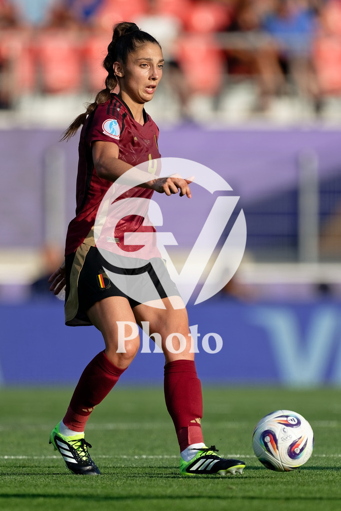 Belgium v Italy - UEFA Women's EURO 2025 Group B | SION, SWITZERLAND - JULY 3: Amber Tysiak of Belgium passes the ball  during the UEFA Womens EURO 2025 Group B match between Belgium and Italy at Stade de Tourbillon on July 3, 2025 in Sion, Switzerland. (Photo by Giuseppe Velletri/Sports Press Photo/Getty Images)
