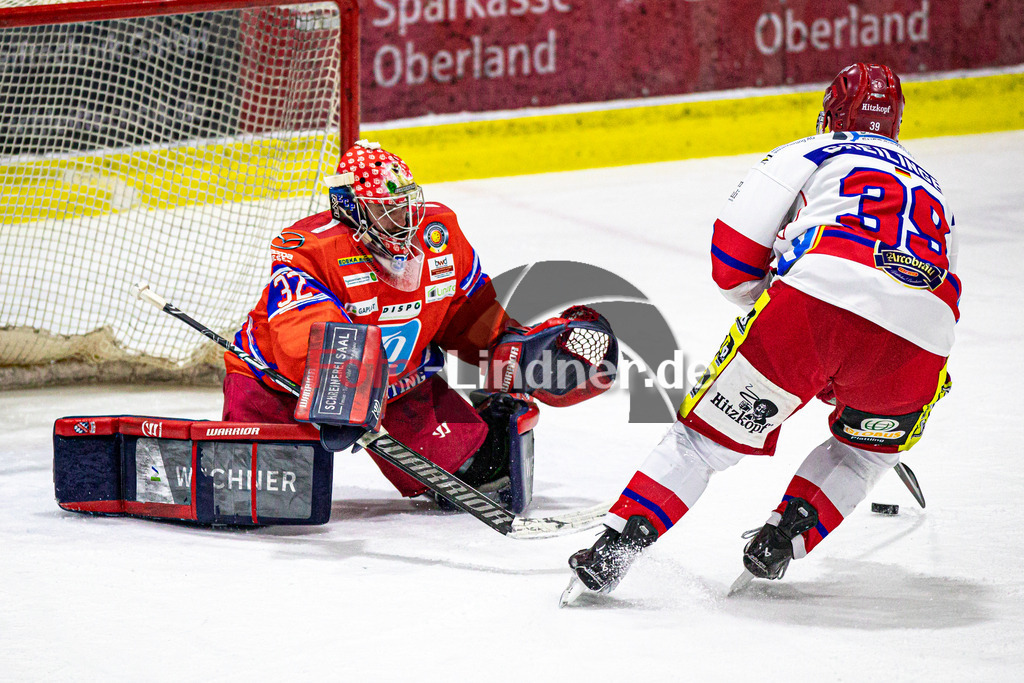 EC Peiting vs Deggendorfer SC | Eishockey Oberliga Süd Vorrunde 2024/2025, EC Peiting vs Deggendorfer SC, 20241228,Tor Thomas GREILINGER (DSC 39),2024-12-28 in Peiting (Eisstadion)Andreas MAGG (ECP Goali 32), Thomas GREILINGER (DSC 39)Copyright: WolfgangxLindner foto-lindner.de