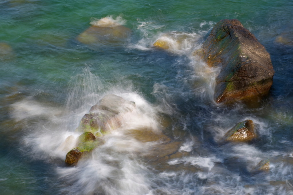 Felsen vor der Ostseeküste | Wellen spritzen hoch vor den Felsen an der Ostseeküste (Langzeitbelichtung) - Realisiert mit Pictrs.com