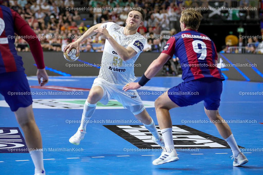 KoeEHF08062402037 | 08.06.2024, Köln, Handball, TruckScout24 EHF FINAL4, Machineseeker Champions League Men, Lanxess-Arena, Halbfinale, THW Kiel - FC Barcelona: Nikola Bilyk (THW Kiel) gegen Jonathan Carlsbogard (FC Barcelona)