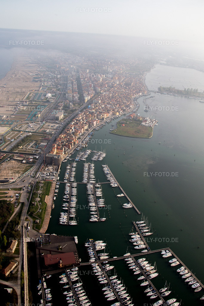 Luftbild: Sottomarina in Faro im Bundesland Venetien in Italien.Foto: IMG_087571.jpg vom 06.04.2016 durch Werner Riehm/FLY-FOTO.deAuflösung des Originals: 3648 x 5472 px
