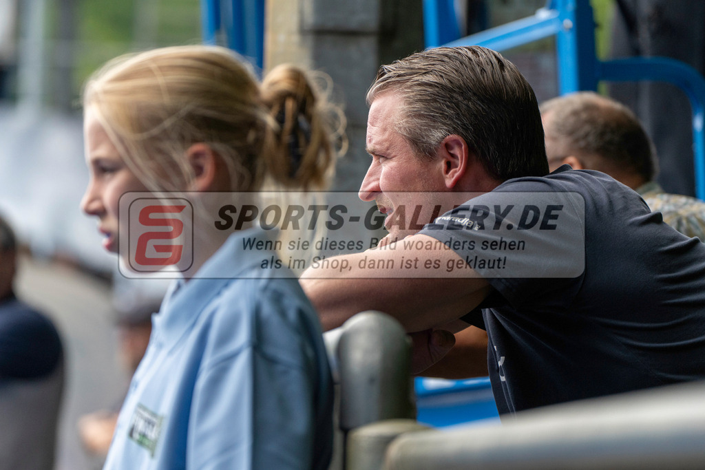 Final4_20250601-1352-HK108562 | Krefeld, Deutschland, 01.06.2025:  Feldhockey Final4 2025 – „Deutsche Feldhockey-Meisterschaften 2025“ Crefelder HTC - Rot-Weiss Köln (Finale Herren) im Gerd-Wellen-Hockeyanlage am 01.06.2025 in Krefeld, Deutschland. (Foto von Kramhöller/Fehrmann/Kaste)Krefeld, Germany, 01.06.2025: Feldhockey Final4 2025 – „Deutsche Feldhockey-Meisterschaften 2025“ Harvestehuder HTC - Düsseldorfer HC (Finale Damen) in Gerd-Wellen-Hockeyanlage at 01.06.2025 in Krefeld, Deutschland. (Foto from Kramhöller/Fehrmann/Kaste)