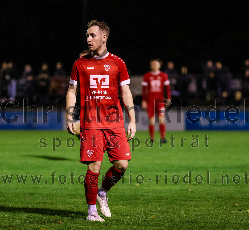 2023-10-27_065_VfB_Hallbergmoos_gegen_FC_Schwaig | Hallbergmoos, Deutschland, 27.10.2023:
Fußball, Landesliga Südost 2023 / 2024, 18. Spieltag, VfB Hallbergmoos gegen FC Schwaig, Endergebnis: 2:3

David Küttner (VfB Hallbergmoos, #8)

Foto: Christian Riedel / fotografie-riedel.net
