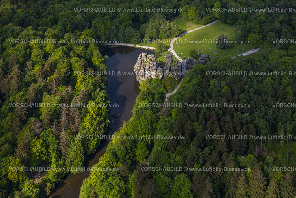 Horn-BadMeinberg240505881Externsteine | Luftbild, Externsteine, historische Sehenswürdigkeit im NSG Naturschutzgebiet, markante Felsformation mit Besucher Plattform, Oberer See mit Fluss Wiembecke und  Liegewiese mit Besuchern, umgeben vom Waldgebiet Teutoburger Wald, Holzhausen-Externsteine, Horn-Bad Meinberg, Ostwestfalen, Nordrhein-Westfalen, Deutschland