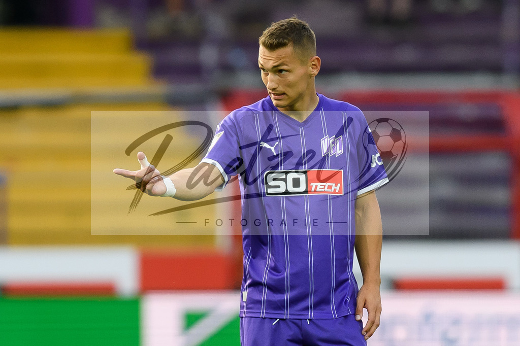 OSNVKO2021090620210906_175 | Fussball, Herren: Sven Koehler (VfL Osnabrueck) gestikuliert beim Spiel der 3. Liga zwischen VfL Osnabrueck und FC Viktoria Koeln im Stadion an der Bremer Bruecke am 06.09.2021 in Osnabrueck, Deutschland.DFB / DFL REGULATIONS PROHIBIT ANY USE OF PHOTOGRAPHS AS IMAGE SEQUENCES AND/OR QUASI-VIDEO. - Realisiert mit Pictrs.com