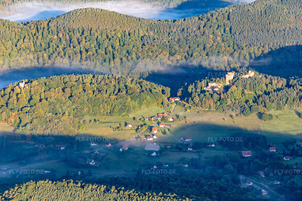 Luftbild: Château du Vieux-Windstein in Windstein im Bundesland Bas-Rhin in Frankreich. – Foto: IMG_138853.jpg vom 24.09.2023 durch Werner Riehm/FLY-FOTO.de – Auflösung des Originals: 5472 x 3648 px – Les châteaux forts en Alsace